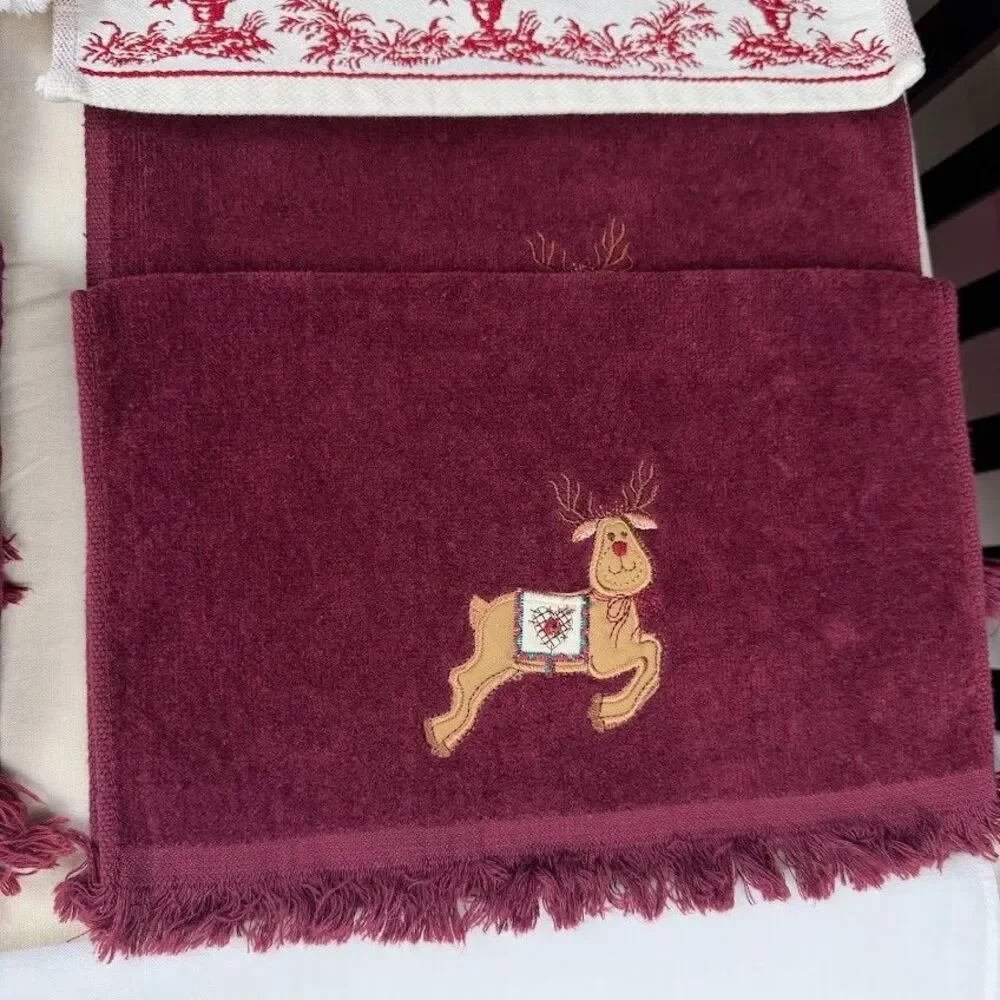 Lot of 28 Cotton Embroidered Fingertip Towels & Washcloths, Mostly Christmas